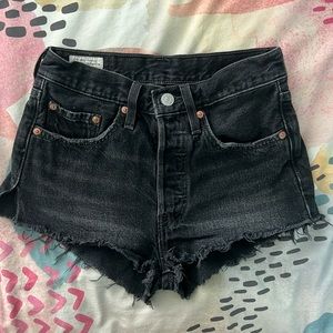 Black levi’s jean shorts